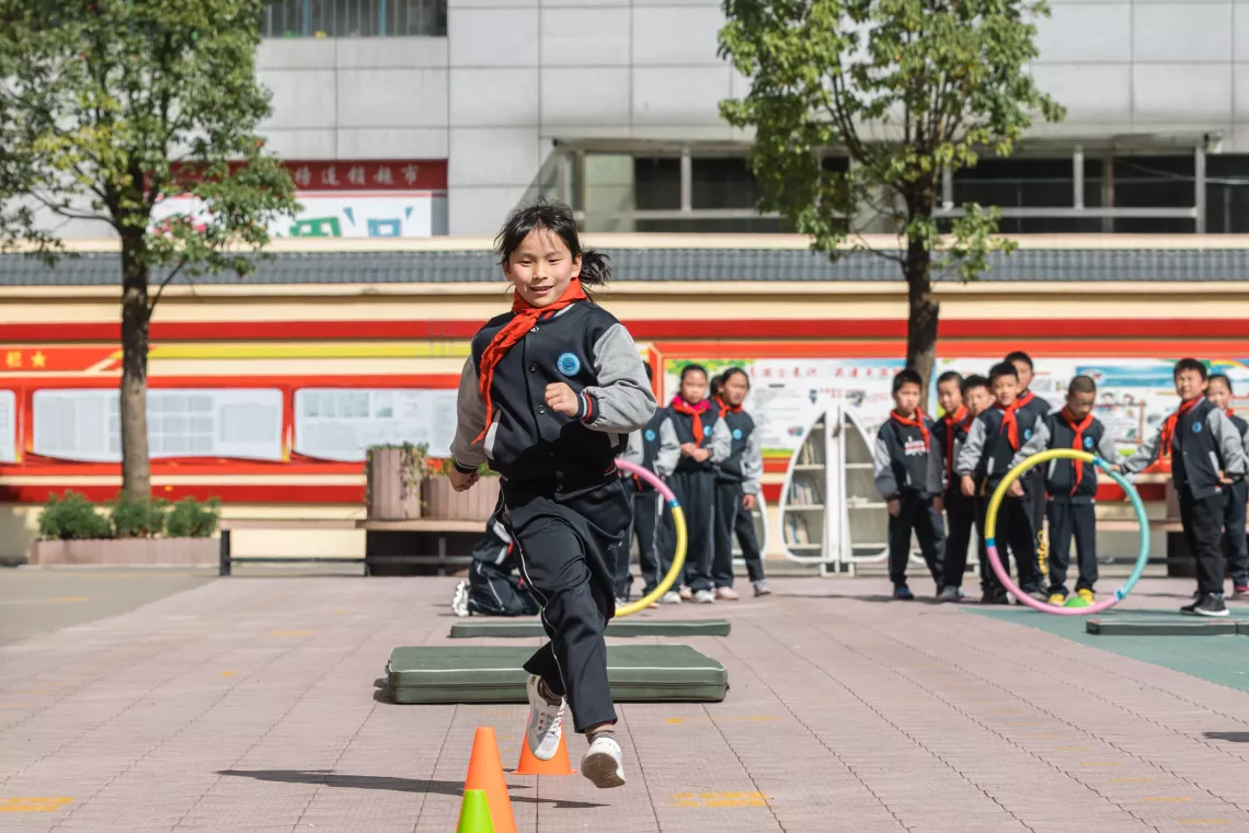 2020年11月，在贵州省盘州市一所小学的体育课上，一名女孩在进行障碍跑训练。