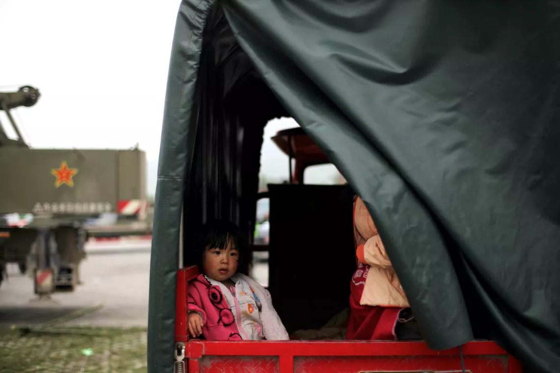 2013年4月21日，四川省龙洞乡，在灾后不得不住在车里的孩子。