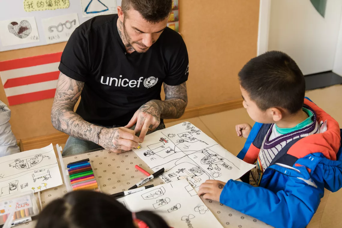 2019年3月27日，联合国儿童基金会亲善大使、国际巨星大卫·贝克汉姆探访上海青浦区香花桥幼儿园，并为幼儿园孩子所画的画涂颜色。