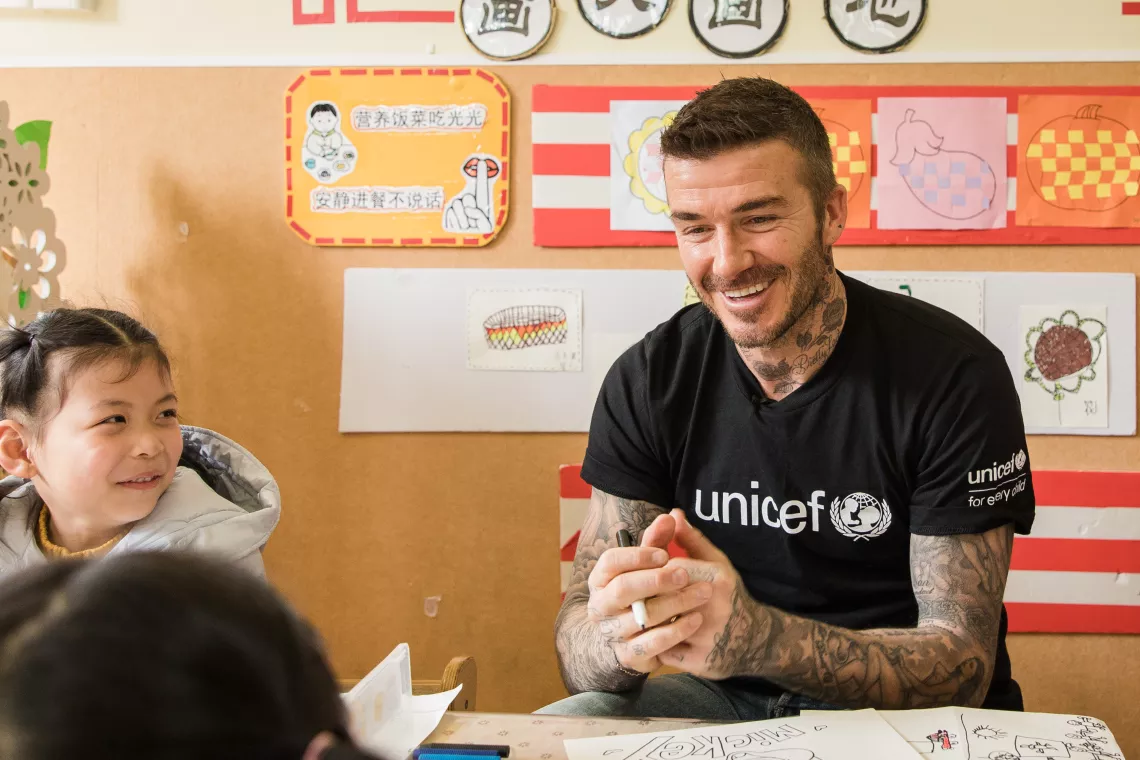 2019年3月27日，联合国儿童基金会亲善大使、国际巨星大卫·贝克汉姆探访上海青浦区香花桥幼儿园，并与孩子们愉快交谈。