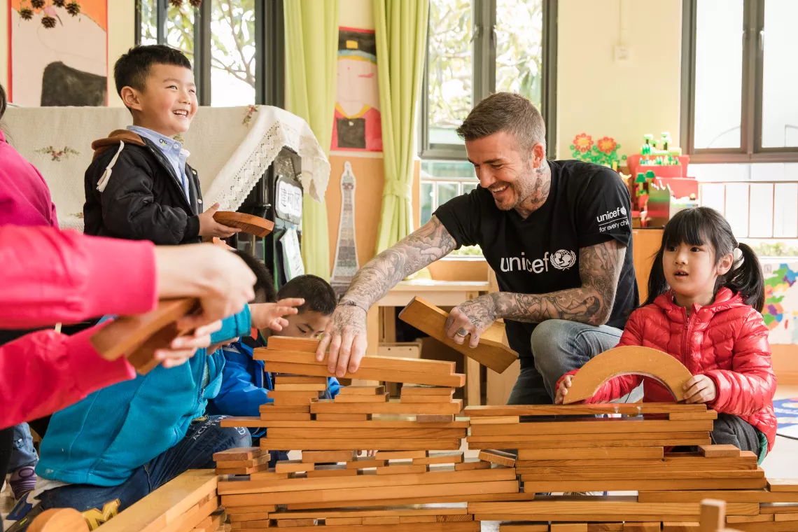 2019年3月27日，联合国儿童基金会亲善大使、国际巨星大卫·贝克汉姆探访上海青浦区香花桥幼儿园，并与孩子们一起搭积木。