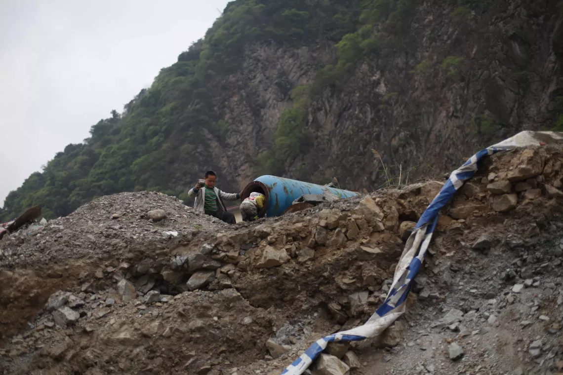 2013年4月22日，四川省宝兴县，在废墟里玩耍的儿童。
