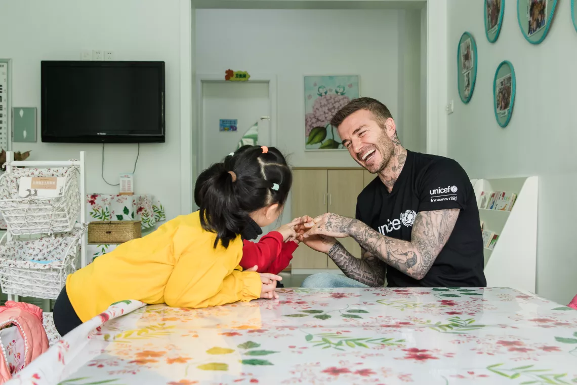 2019年3月27日，联合国儿童基金会亲善大使、国际巨星大卫·贝克汉姆探访上海青浦区香花桥幼儿园，与孩子们愉快交谈。