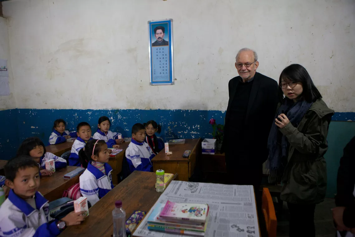 UNICEF Executive Director Anthony Lake greets students in Baila Primary School, in Jianchuan County, Yunnan Province, China in May 2014.