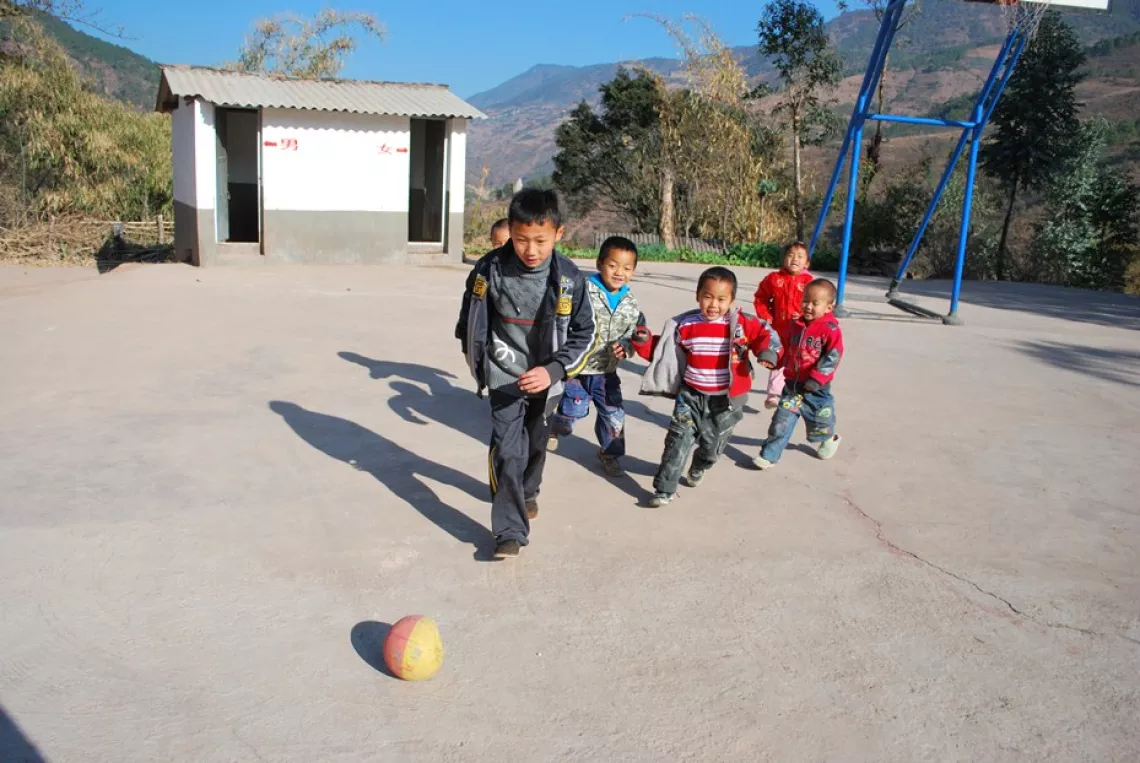 男孩们在课前踢足球。