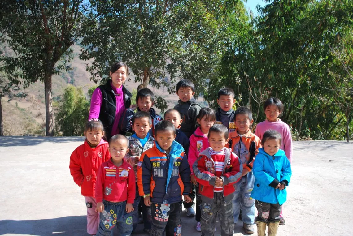 熊建英老师和她的13个学生。