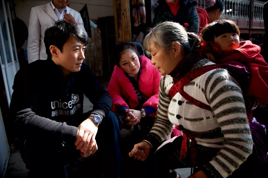 UNICEF Goodwill Ambassador Leon Lai visited Longling County in Yunnan Province in support of the fight against HIV/AIDS.