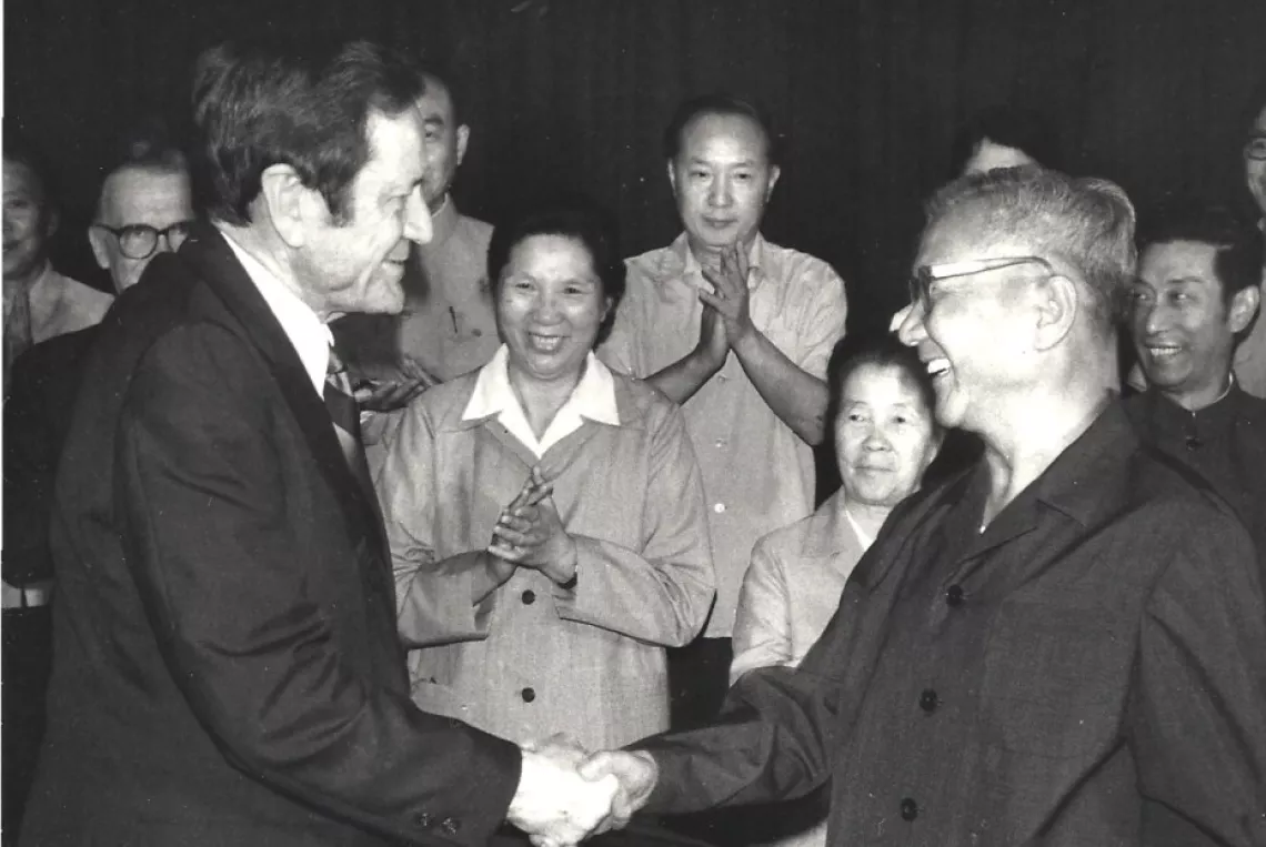 1981年，联合国儿童基金会执行主任詹姆斯•格兰特和中国对外经济联络部副部长程飞开启双方正式合作。