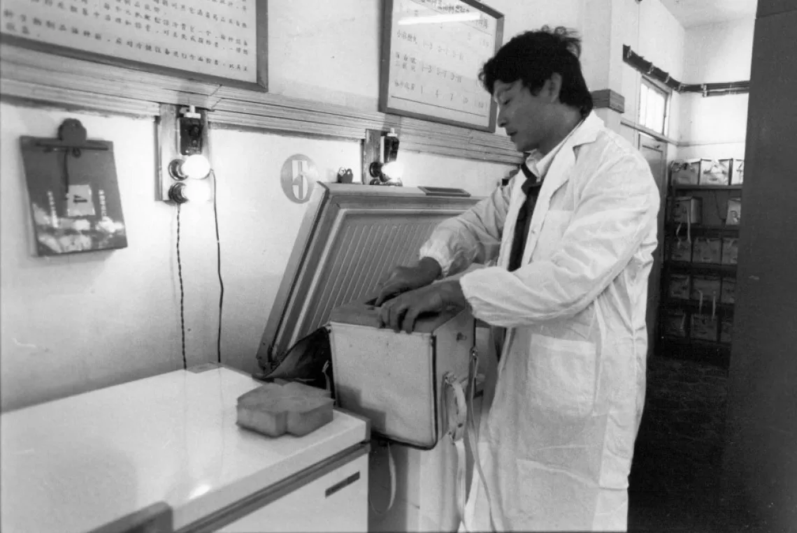 In 1981, the Ministry of Health, UNICEF and WHO finalized the plan to upgrade the cold chain system in 5 southern provinces covering 80 million people.