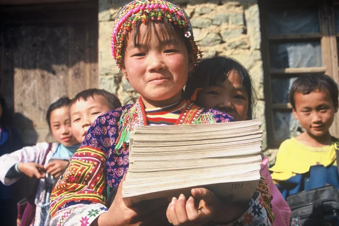 联合国儿童基金会为人民教育出版社、中国青年出版社以及上海盲童学校提供设备、培训工人，以为儿童印刷图书和杂志。