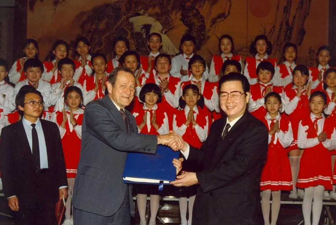 Premier Li Peng and UNICEF Executive Director James P. Grant at a signing ceremony for the World Summit for Children Declaration and Plan of Action, 1991.