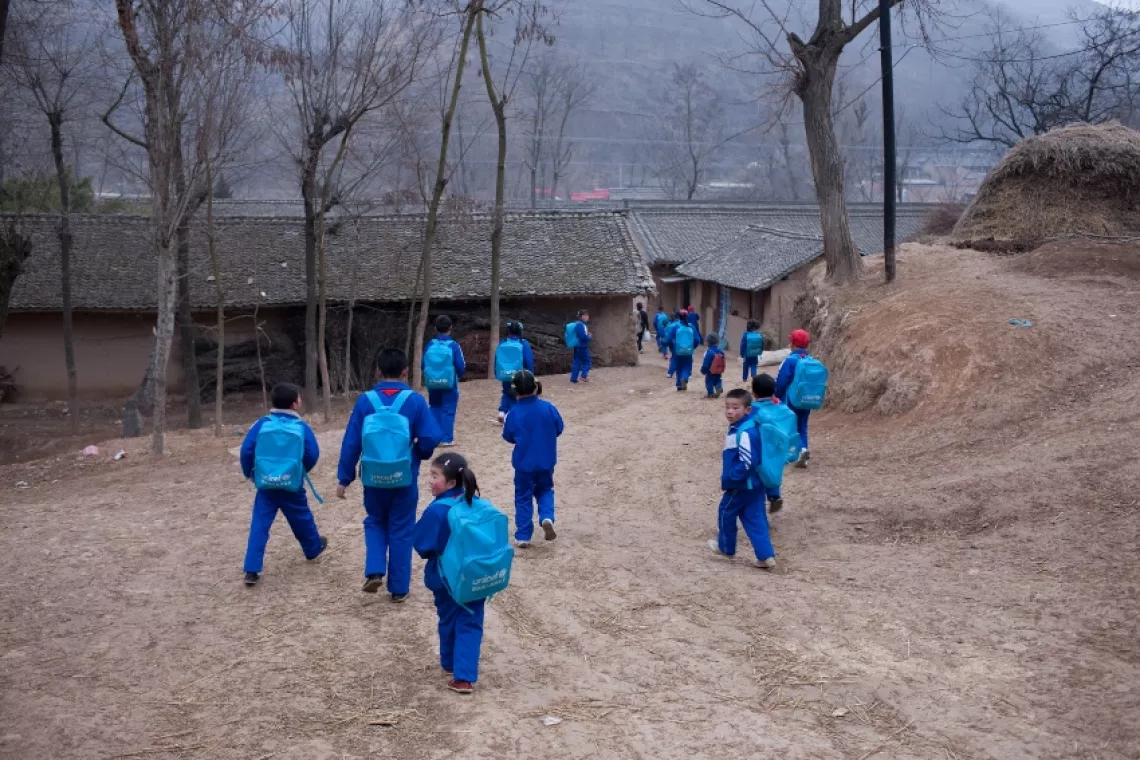 在甘肃省西和县，孩子们走路上学。