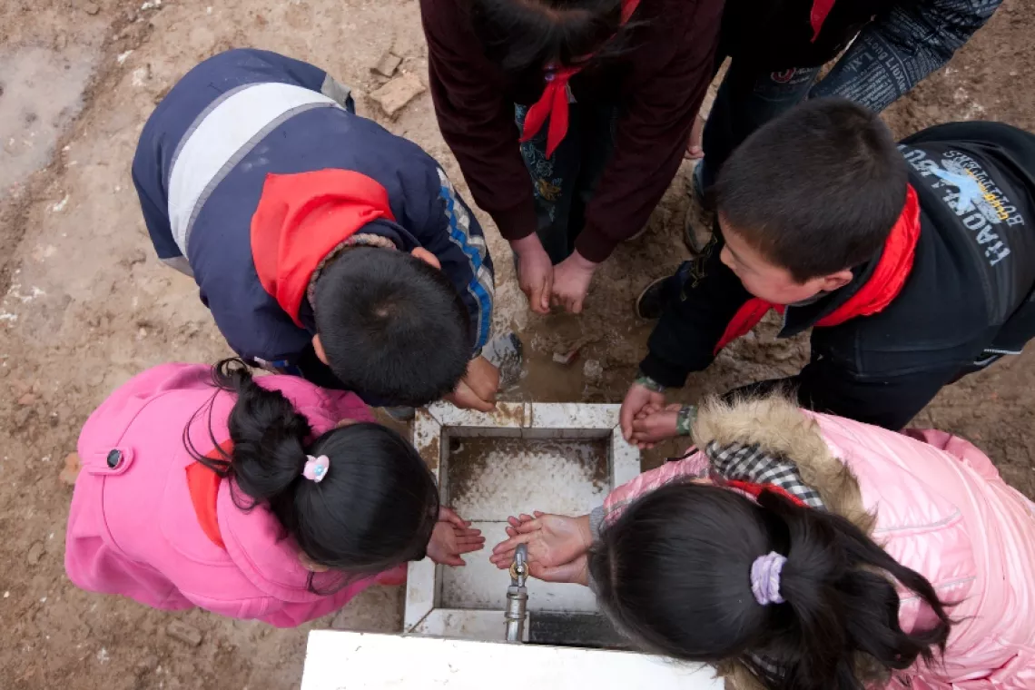 2009年3月，孩子们在曹杨小学的一个水龙头下洗手。
