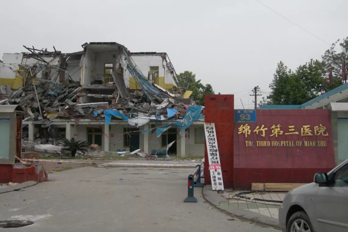 四川省绵阳市一个倒塌的医院废墟。