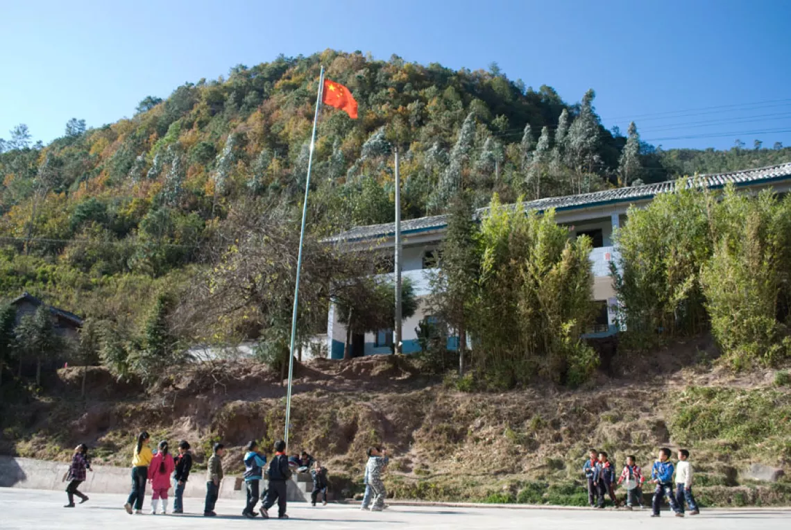 梅花小学座落于山脚下，共有73名来自偏远山区的学生。