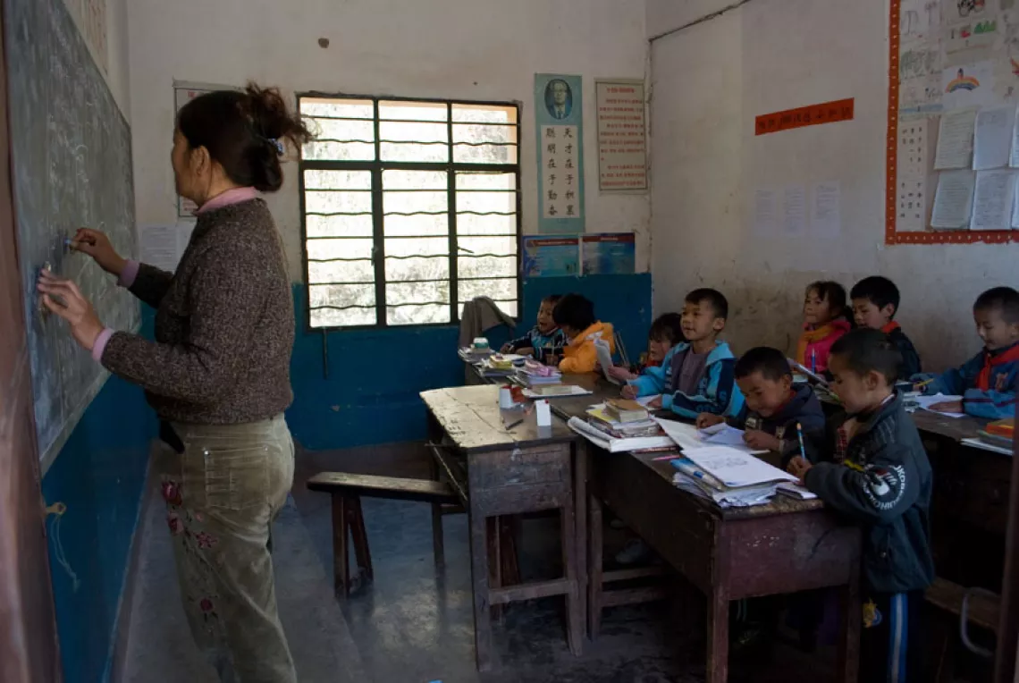 Students study Chinese in a classroom.