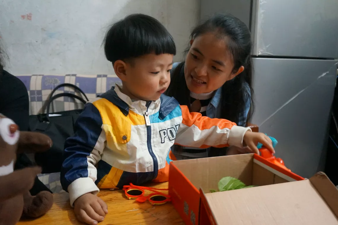 After dropping off her elder son at kindergarten, she brings her younger child, Qiaoqiao, to the centre every day and feels included in the community.