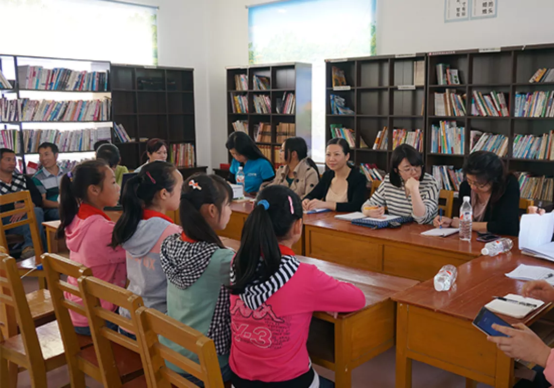 2015年4月15日，联合国儿童基金会项目官员与广西壮族自治区柳城县龙美社区儿童保护委员会成员进行座谈。