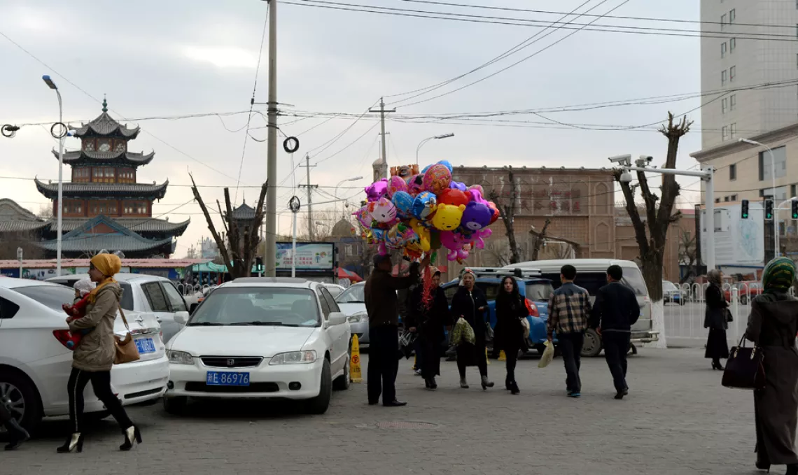 伊宁市位于新疆西北部，是个多民族聚居的地区，多种文化在这里交汇。