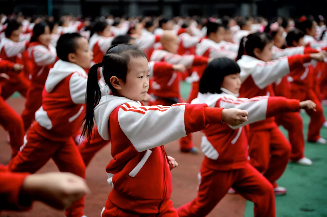 在中国，与其他学科相比，体育在学校生活中是一个长期以来受到忽视的因素。