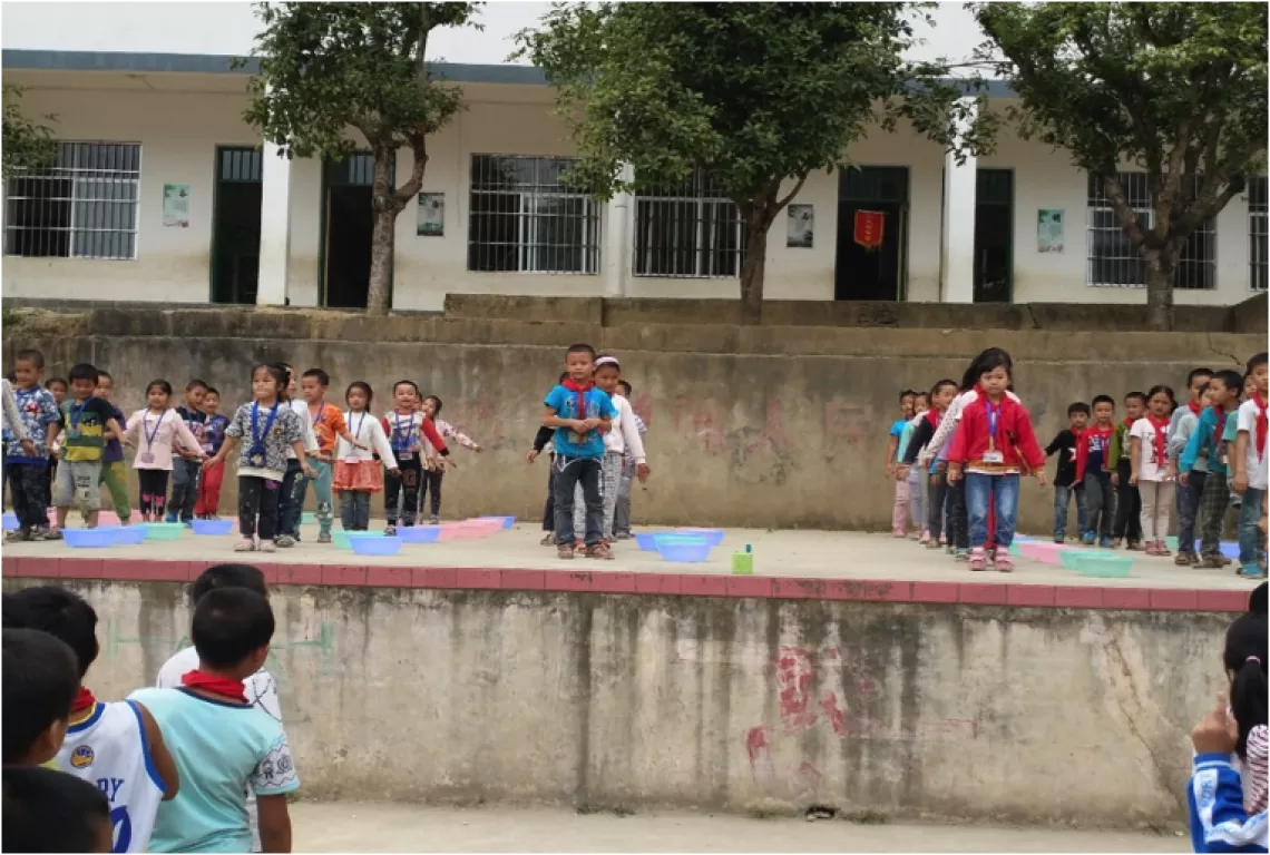 三江县洋溪小学在演示洗手六步法。