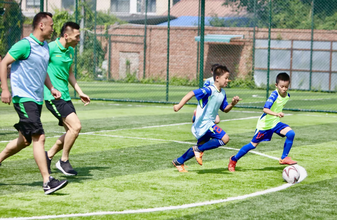 徐云龙和于大宝分别带领一队孩子，进行了一场友谊赛。