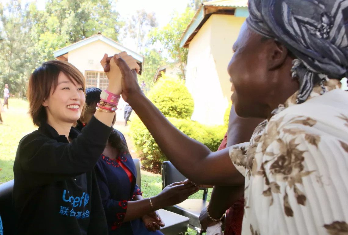 在基苏木县，社区卫生志愿者邀请马伊琍加入她们的舞蹈。