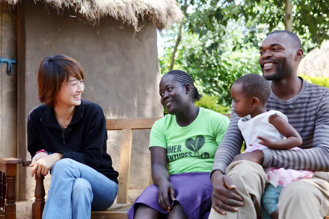 在肯尼亚西部卡卡梅加郡，马伊琍与从母子保健项目中受益的家庭进行交流。