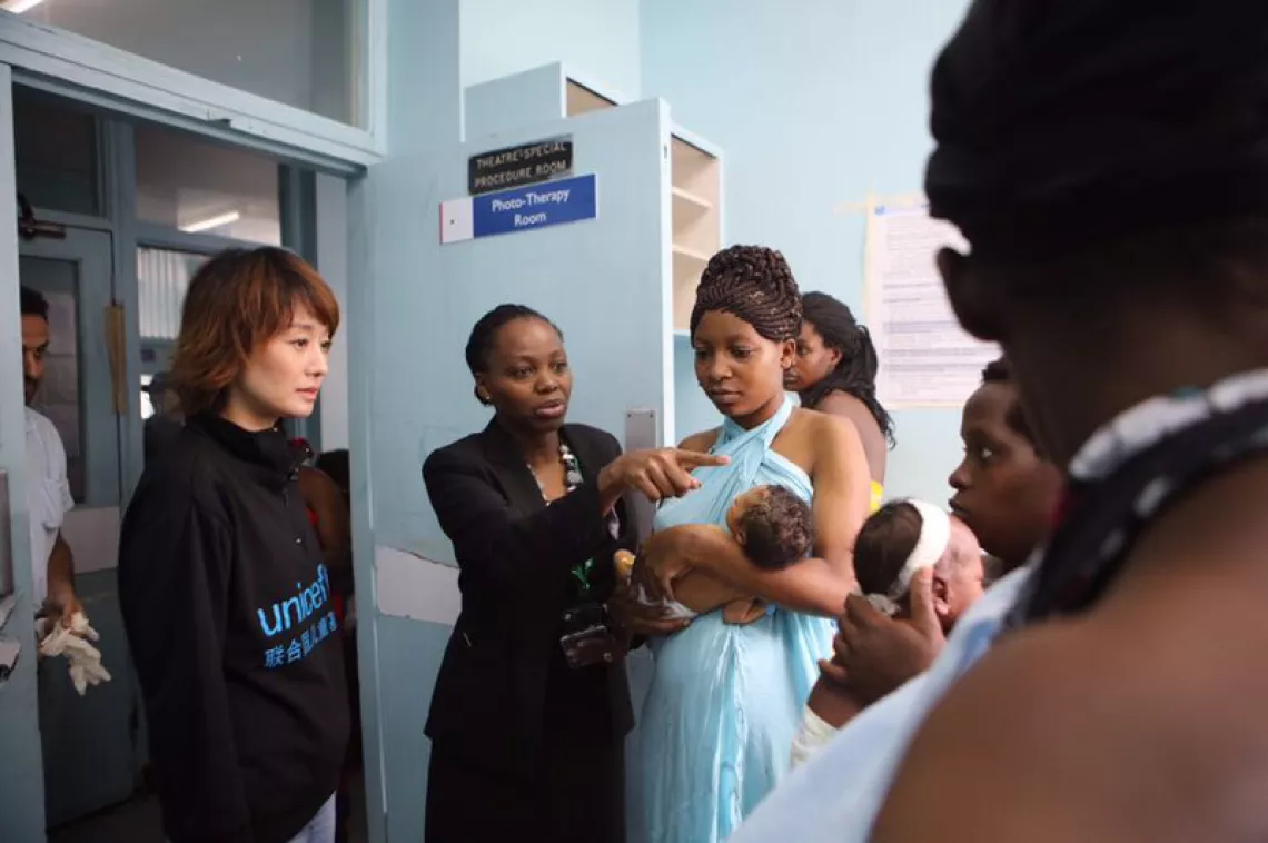 在内罗毕普姆瓦尼妇产医院，工作人员向马伊琍介绍袋鼠育儿法。
