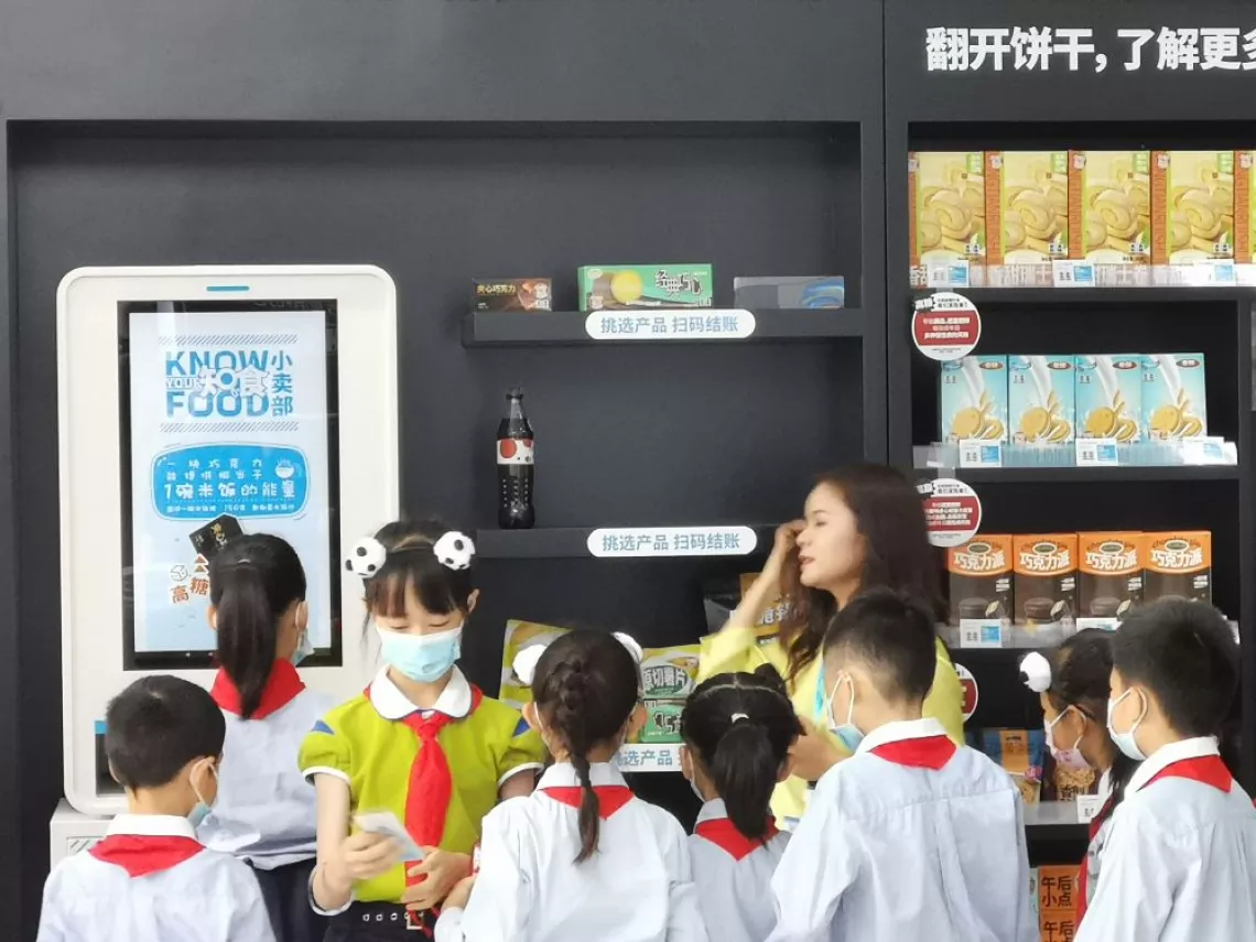 2022年5月17日，儿童们参观“知食小卖部”展览。