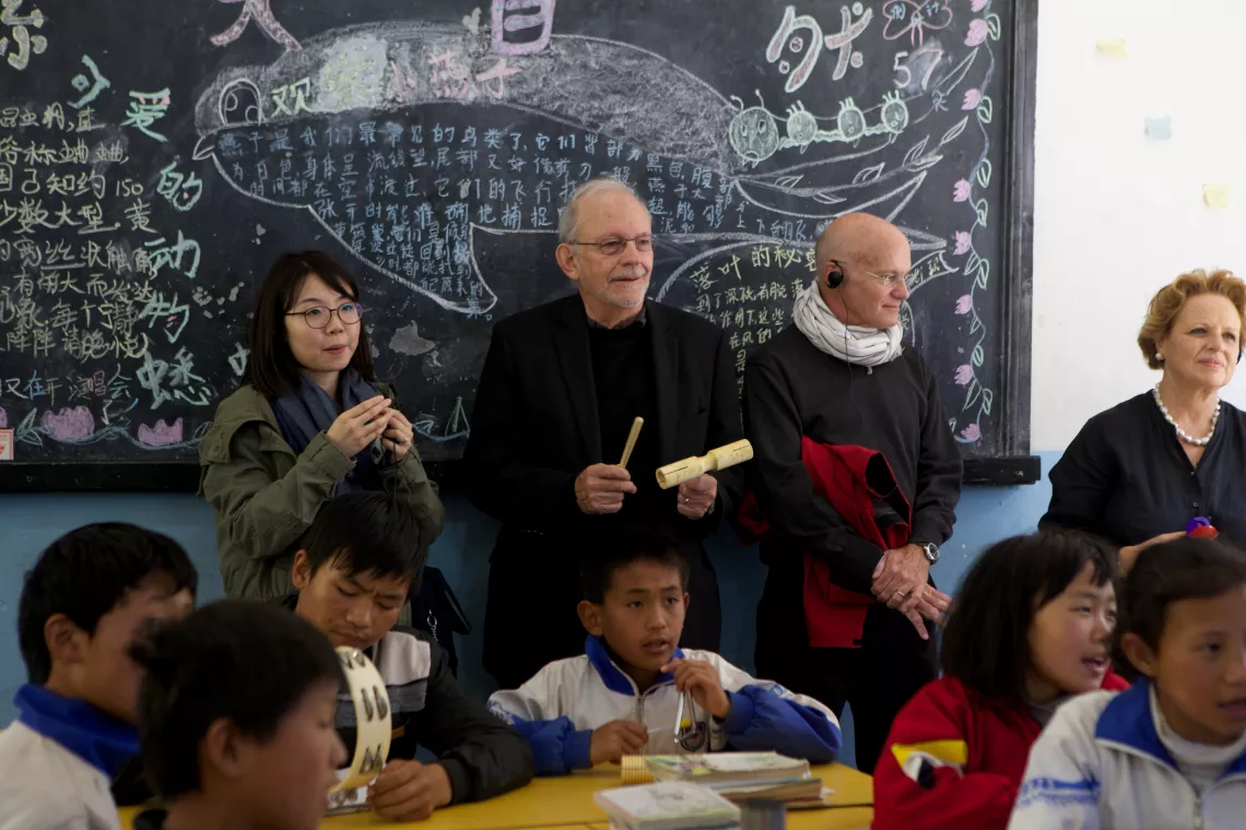 Mr. Lake (2nd rear L), Daniel Toole (2nd rear R), UNICEF Regional Director for East Asia and the Pacific, Gillian Mellsop (1st rear R), UNICEF Representative to China participate in a music lesson in Mixin Primary School, Yunnan Province.