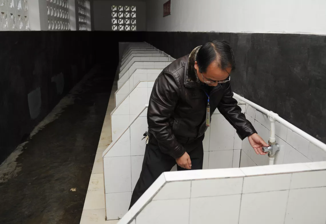 UNICEF funded the toilet renovation project at Pingle Middle School of Anlong County, Guizhou Province.