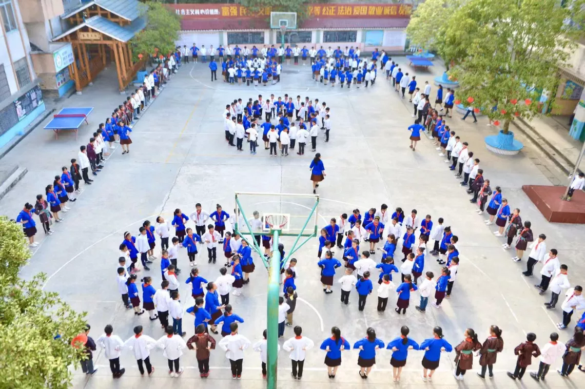 广西三江侗族自治县八江镇中心小学学生在做课间操。
