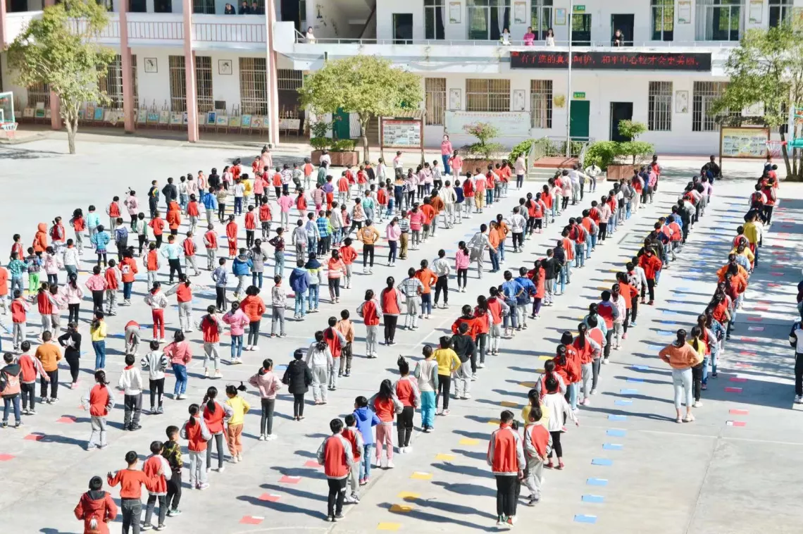广西三江侗族自治县八江镇中心小学学生在做课间操。