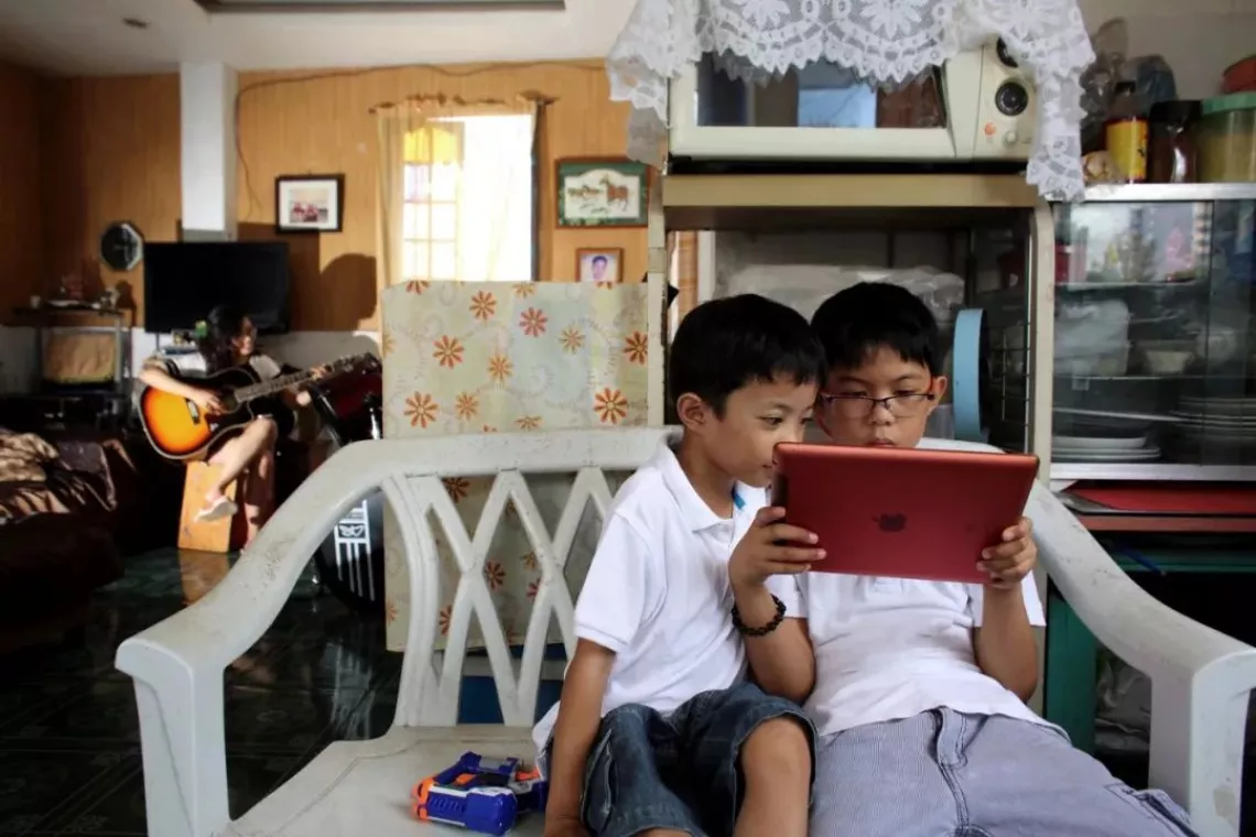 两名男孩正在观看平板电脑