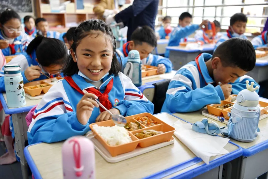 2022年5月12日，拉萨市实验小学东城分校小学生在享用营养午餐。