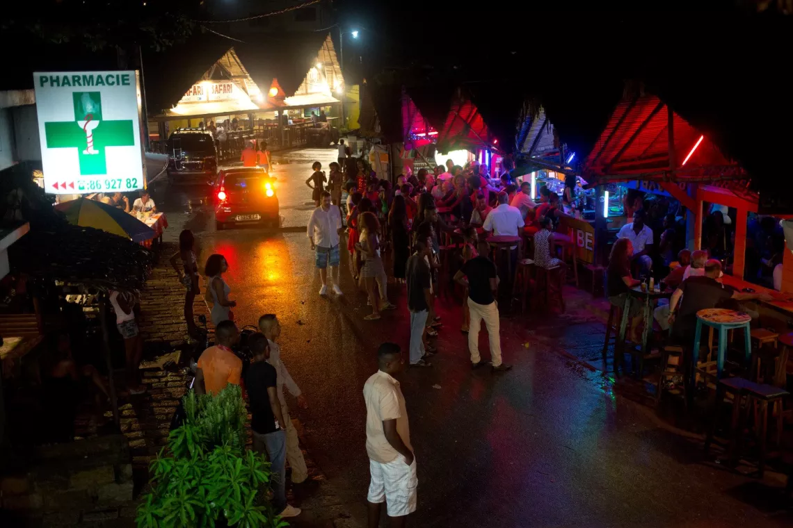 在马达加斯加诺西贝岛，人们聚集在一个热门景区内的一间酒吧里。