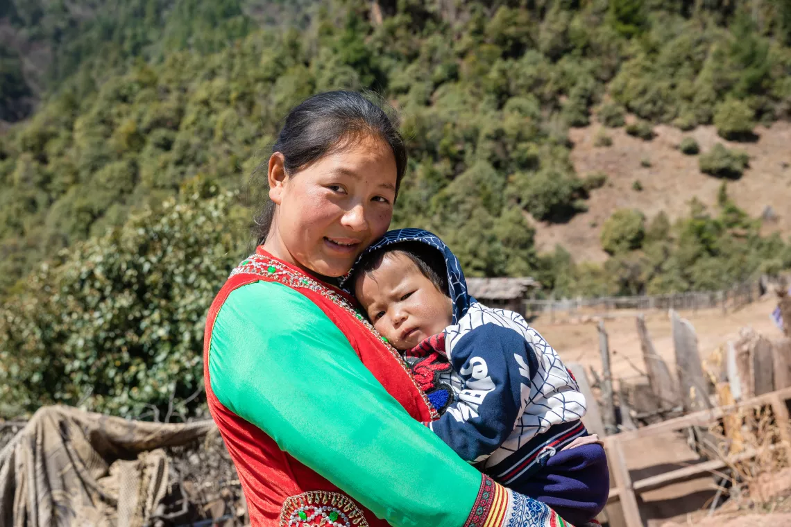 22岁的彝族妈妈陆文英住在海拔3800米的山上，那里连手机信号都接收不到。
