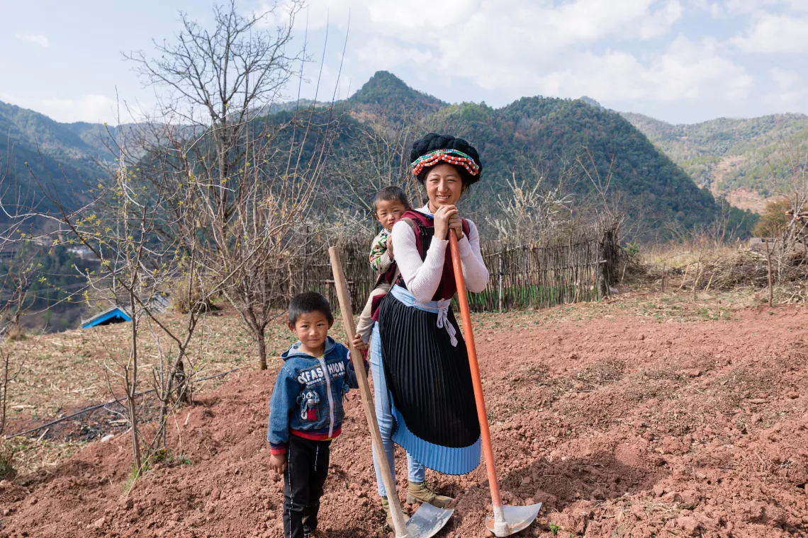 24岁的熊丽生活在玉龙县九河乡一个普米族聚居的小山村。 