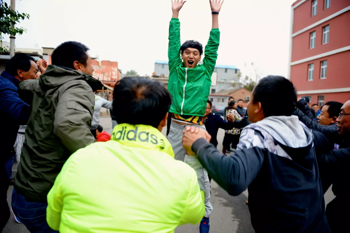 沙溪中学另一名25岁的体育教师杨利春（着绿衣者）对游戏与运动在儿童的童年中发挥的积极作用深有体会。