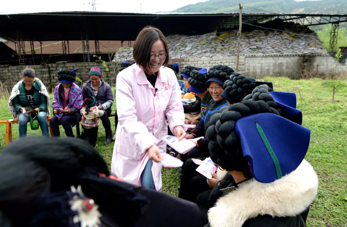越西县的卫生工作者定期下乡，在村子里组织小组活动，提升妇女和儿童保健意识。