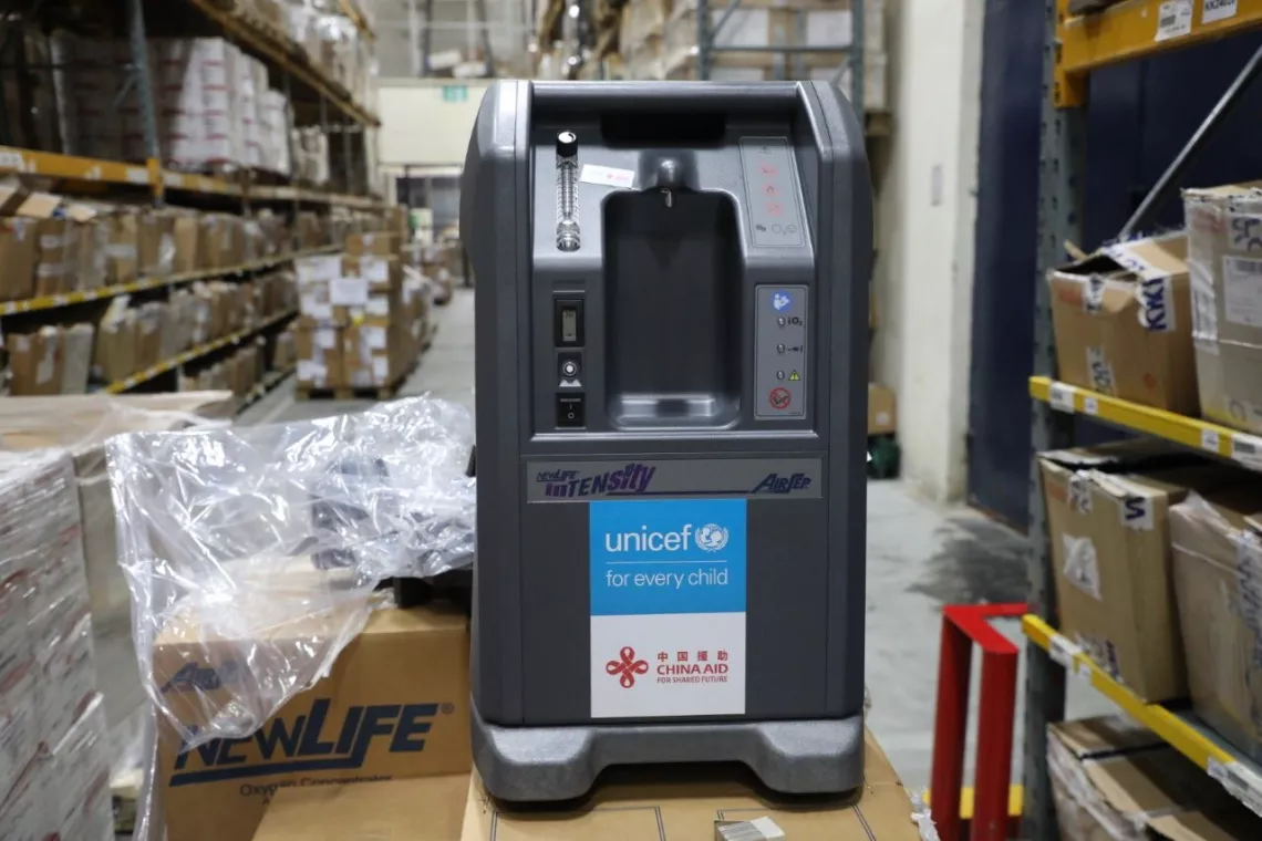 一台制氧机正准备从联合国儿童基金会仓库发出。包括这台机器在内的新生儿及儿童健康重要设备已交付给肯尼亚有需要的县。