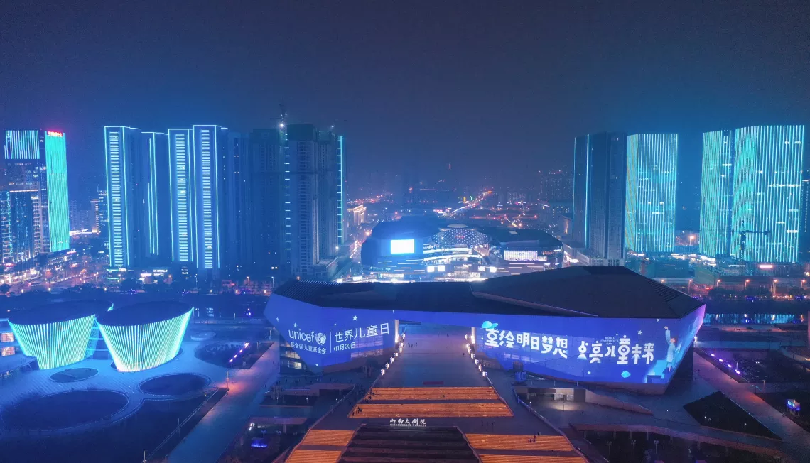 2020年11月20日，在山西省太原市，建筑物以蓝色点亮，庆祝世界儿童日。中国14个城市用象征儿童友好的蓝色灯光点亮了当地标志性建筑物，庆祝2020年世界儿童日。