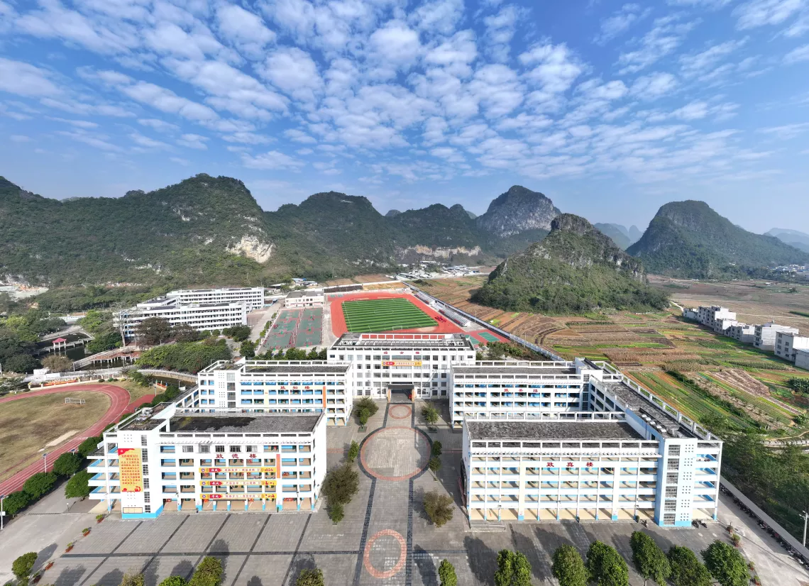 这是广西天等县仕民实验学校（2023年12月27日摄，无人机照片）