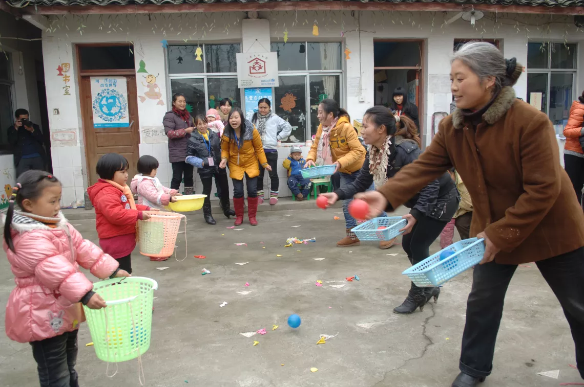 四川绵阳沸水镇的孩子们在儿童友好家园里做游戏。