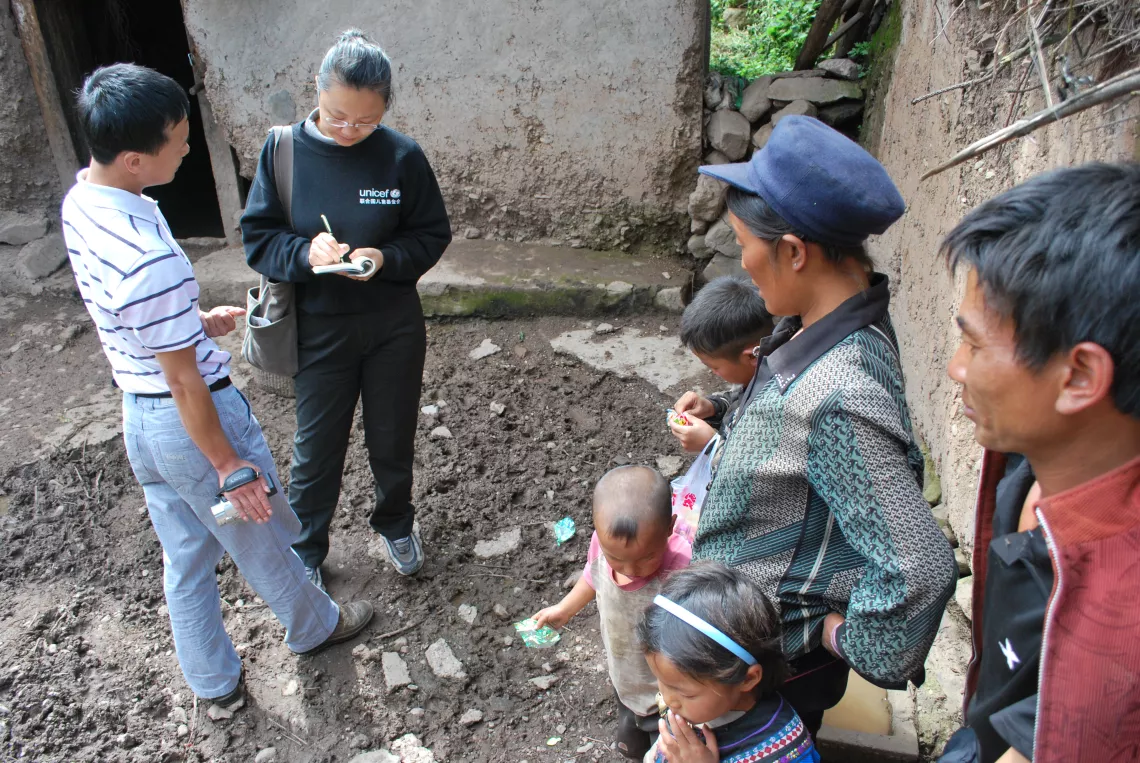 Ms. Xu Wenqing, UNICEF China specialist, visits a poverty-stricken family in Butuo County.