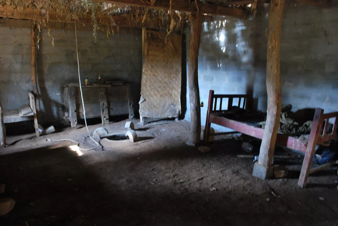 布拖县一户村民的屋内一贫如洗，人畜共居现象仍然存在。