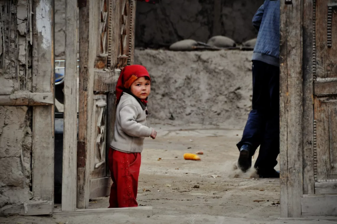 墨玉县芒来乡塔克沙村一个维族小姑娘为抽检小组开门。