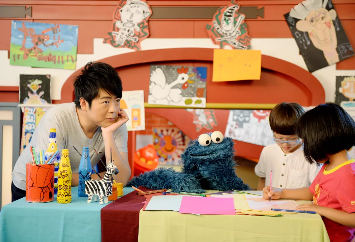 To promote the message that quality ECD services must be made available to all children, Lang Lang took part in the shooting of a UNICEF-Sesame Workshop public service announcement with Cookie Monster and two children at the kindergarten.