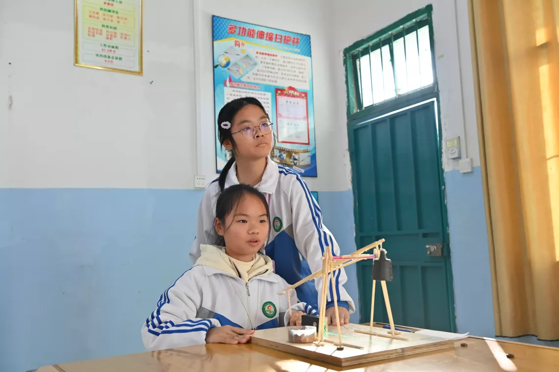 Students Huang Lichen (L) and Huang Qiuhui perform an experiment in Qianjiang Middle School in Laibin City, south China's Guangxi Zhuang Autonomous Region, Dec. 28, 2023.